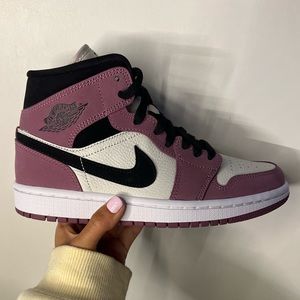 Women’s Air Jordan 1 Mid SE Light Mulberry/Black Size 6.5